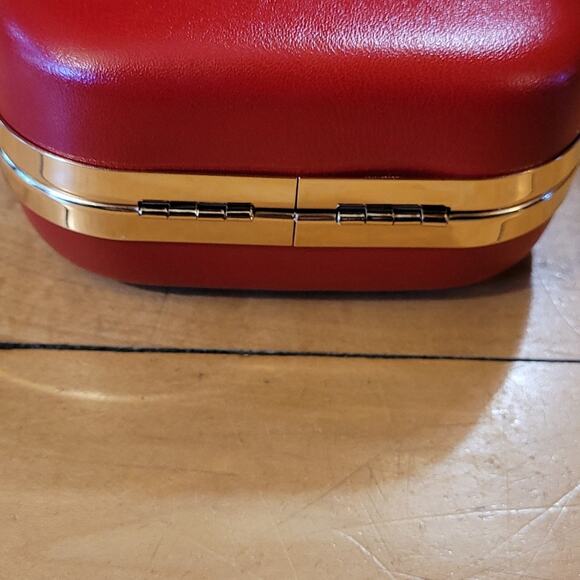 Elizabeth Arden Red Hardshell Structured Kisslock Purse Gold Toned Chain - Picture 6 of 14